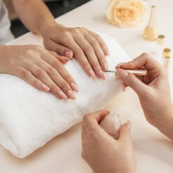 healthy-beautiful-manicure-manicurist